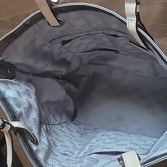 Michael Kors Gold Mirror Signature PVC and Leather Tote Gold tone large bag - Picture 13 of 16